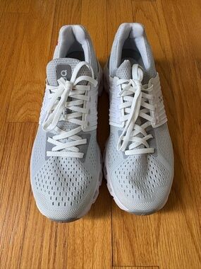 On Running Women's Light Gray and White Cloudflow Sneakers